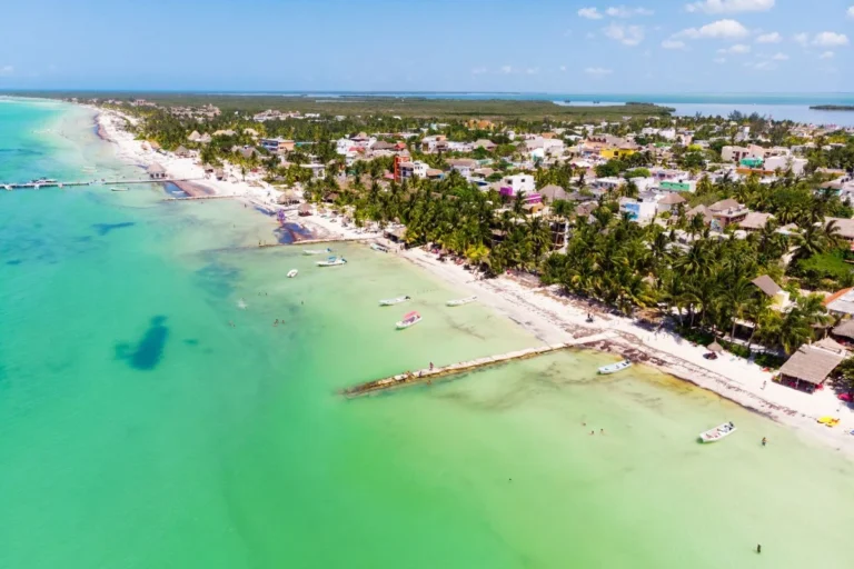 Lee más sobre el artículo Holbox: El Paraíso Escondido para Parejas que Buscan Relajación y Aventura