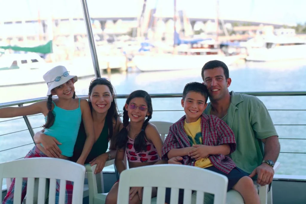 Familia en tour en lancha por las bahías
