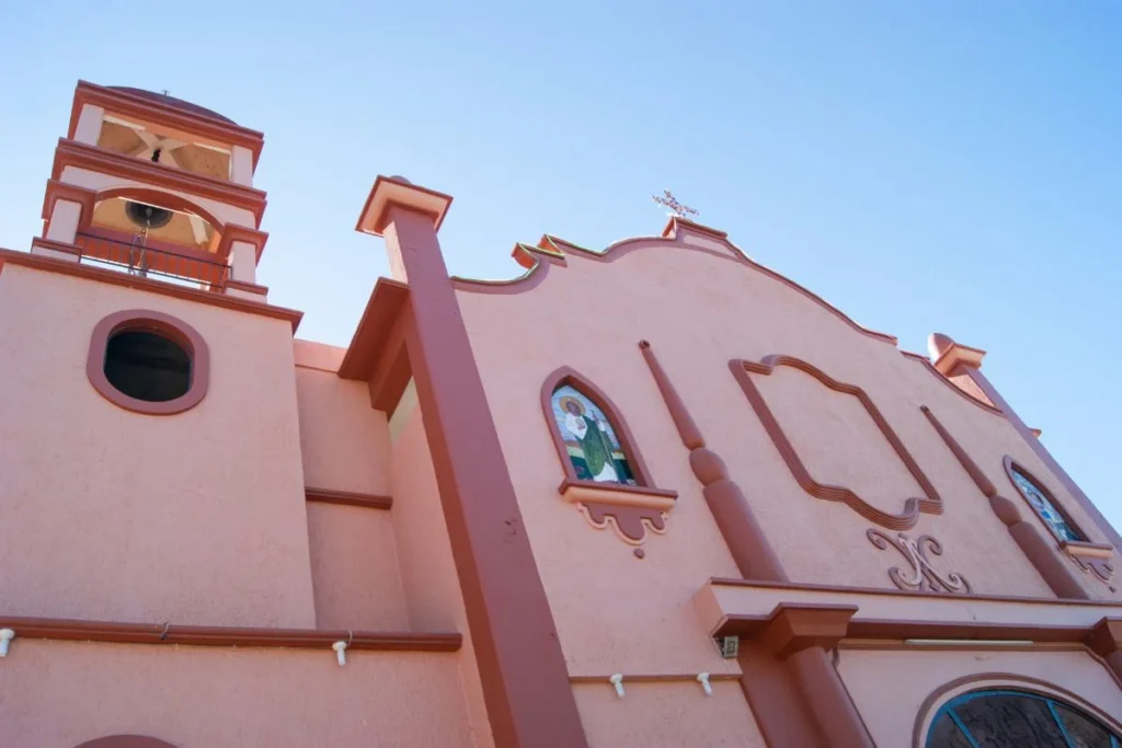 Iglesia y mercado en el centro de La Crucecita