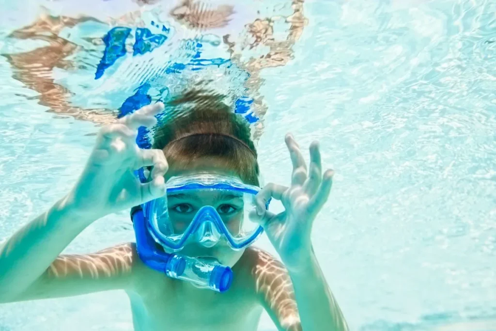 Niño haciendo snorkel en Playa La Entrega
