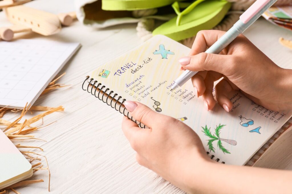 Lista de viaje escrita a mano como parte de consejos para empacar bien