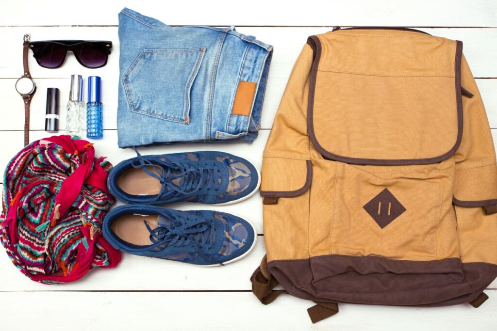 Empacar una muda de ropa la en mochila de mano
