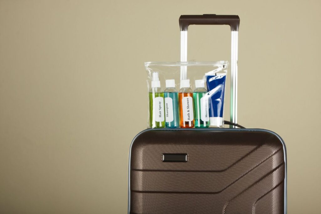 Productos líquidos en bolsa Ziploc como consejo práctico para empacar sin derrames