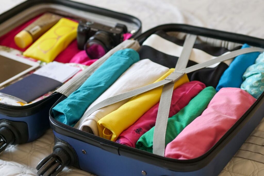 Ropa enrollada en maleta organizada siguiendo consejos para empacar eficientemente