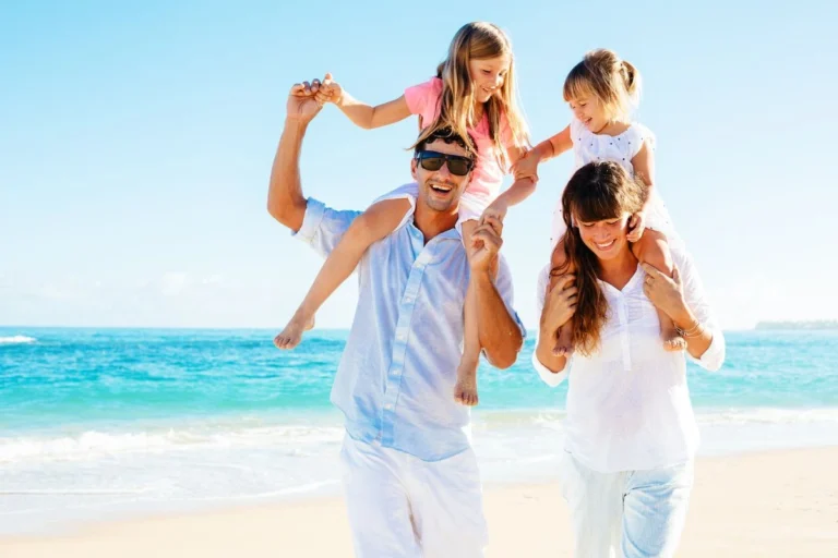 Paquetes personalizados - Familia feliz disfrutando una experiencia