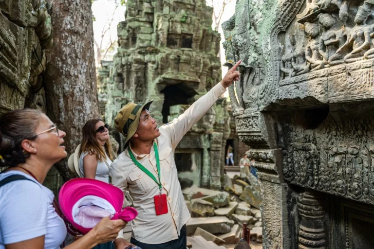 Tours y excursiones - Grupo o familia con guía local frente a una ruina