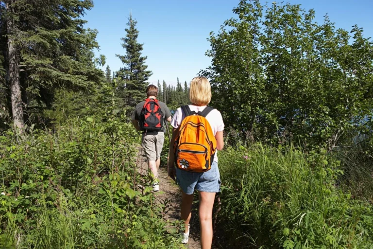 Tours y excursiones - Pareja caminando por senderos naturales