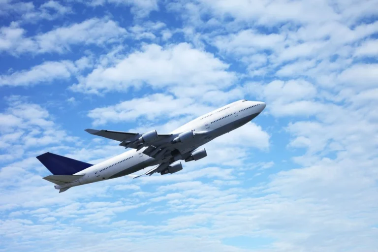 Vuelos - Avion despegando