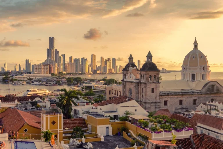 Atardecer sobre la bahía de Cartagena durante el circuito por Colombia