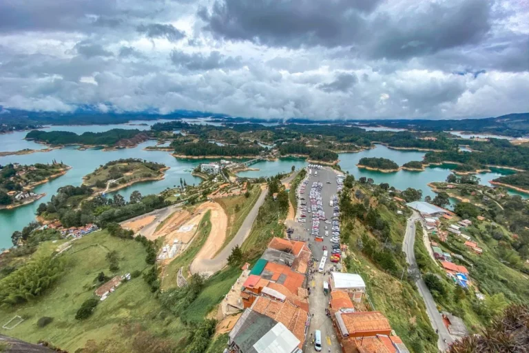 Paisaje de Guatapé y Piedra del Peñol, excursión opcional desde Medellín