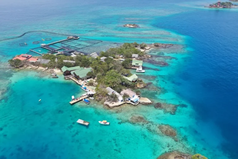 Aguas turquesa de las Islas del Rosario, experiencia opcional en Cartagena