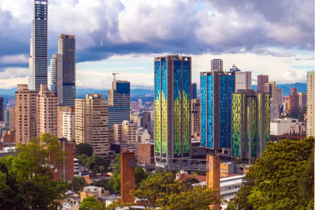Vista urbana de Bogotá incluida en el circuito por Colombia de 8 días