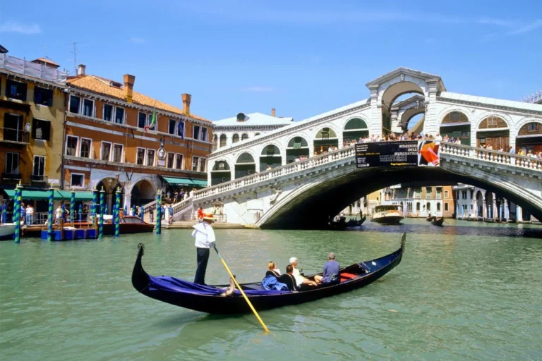Paseo opcional en góndola por Venecia.