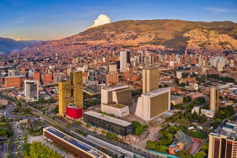 Vista panorámica de Medellín durante el circuito de 8 días por Colombia
