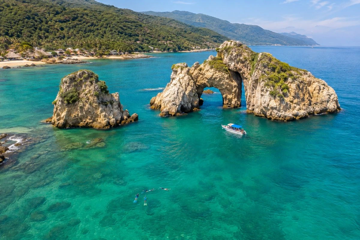 Los Arcos de Mismaloya en Puerto Vallarta con formaciones rocosas y actividades acuáticas