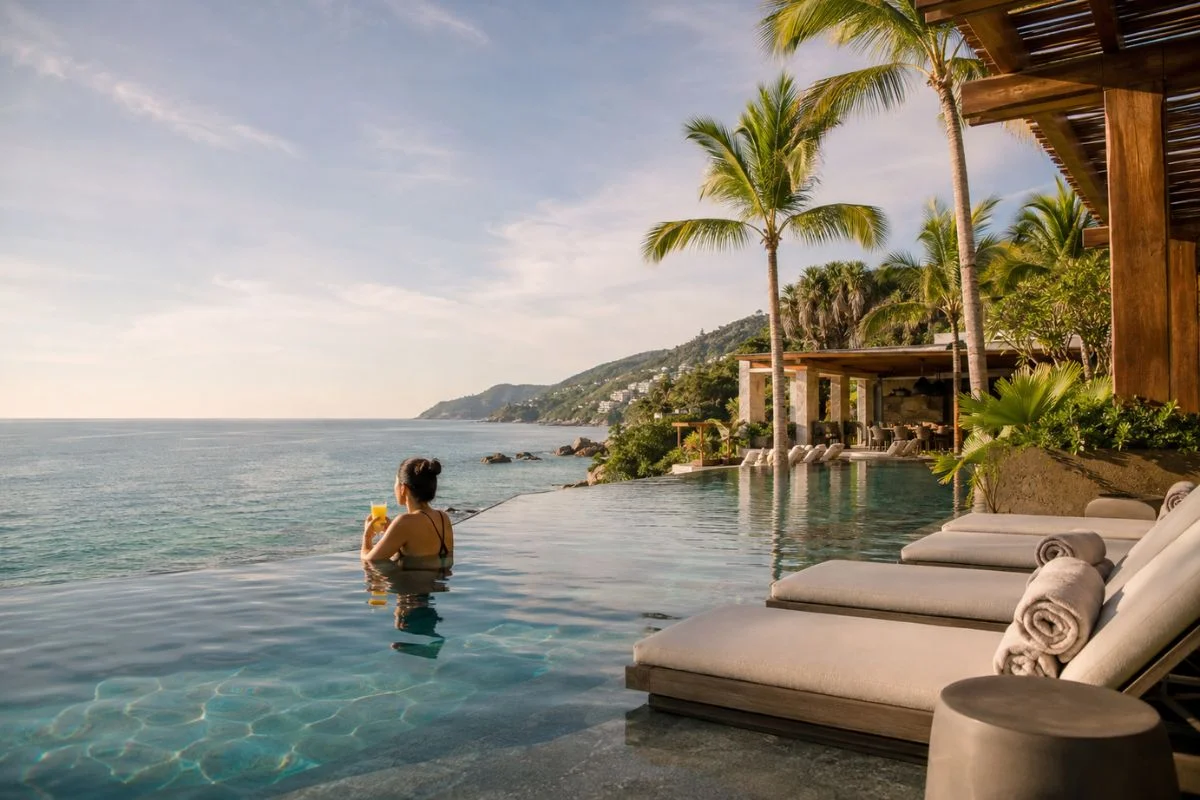 Resort frente al mar en Puerto Vallarta con alberca, camastros y vista al océano